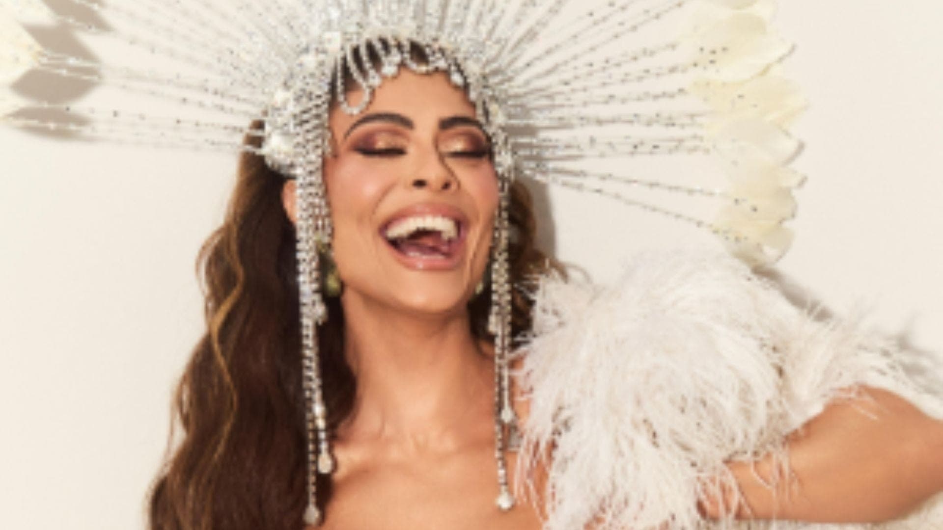 Juliana Paes volta ao posto de rainha de bateria