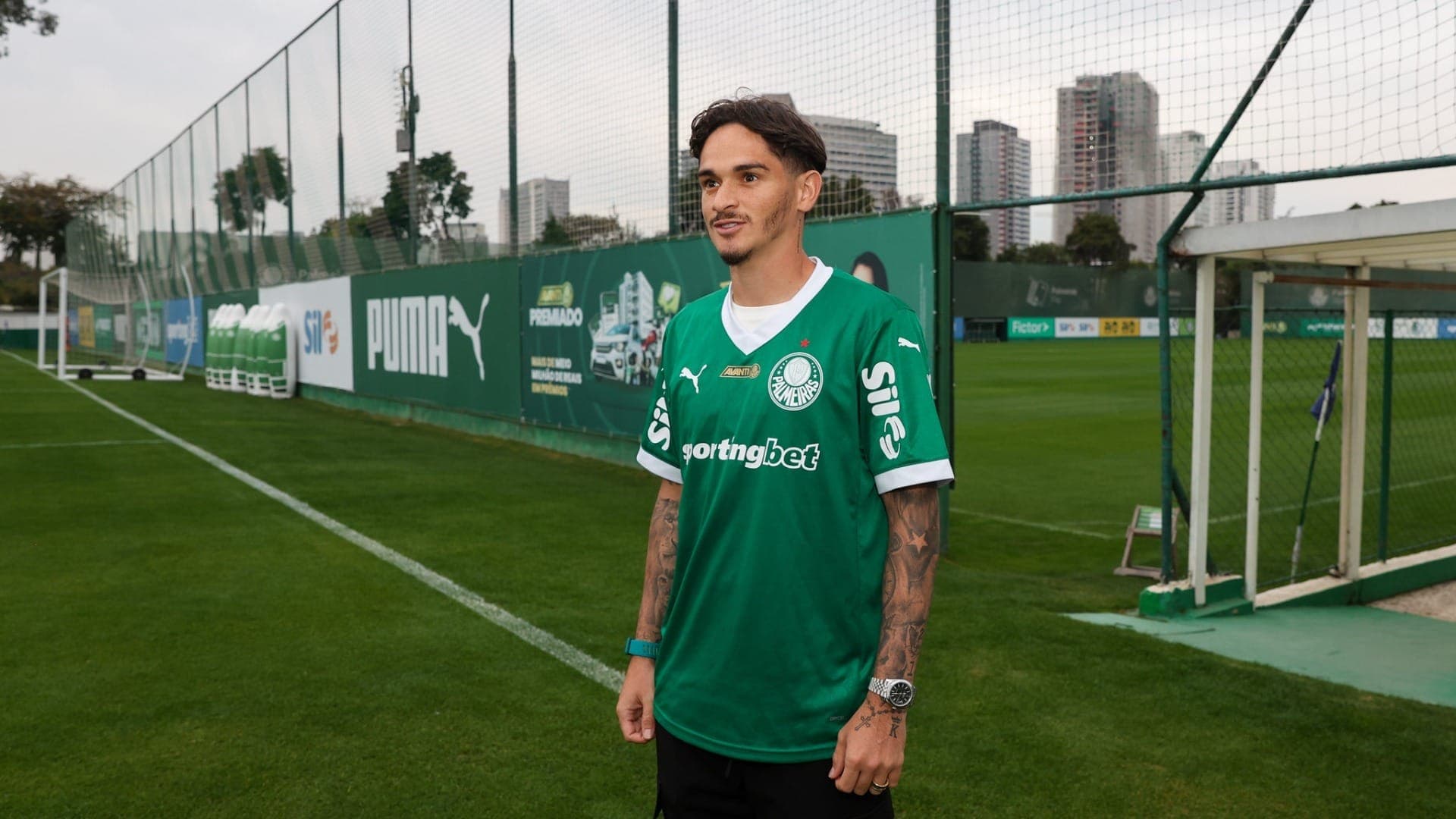Khellven conhece a Academia de Futebol do Palmeiras, em São Paulo