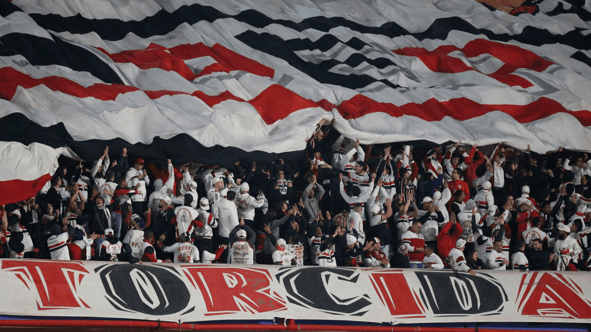 Mesmo com a derrota por 2 a 0, Souza acredita na reação do São Paulo, enquanto Velloso e Neto mostram ceticismo sobre as chances de classificação do time