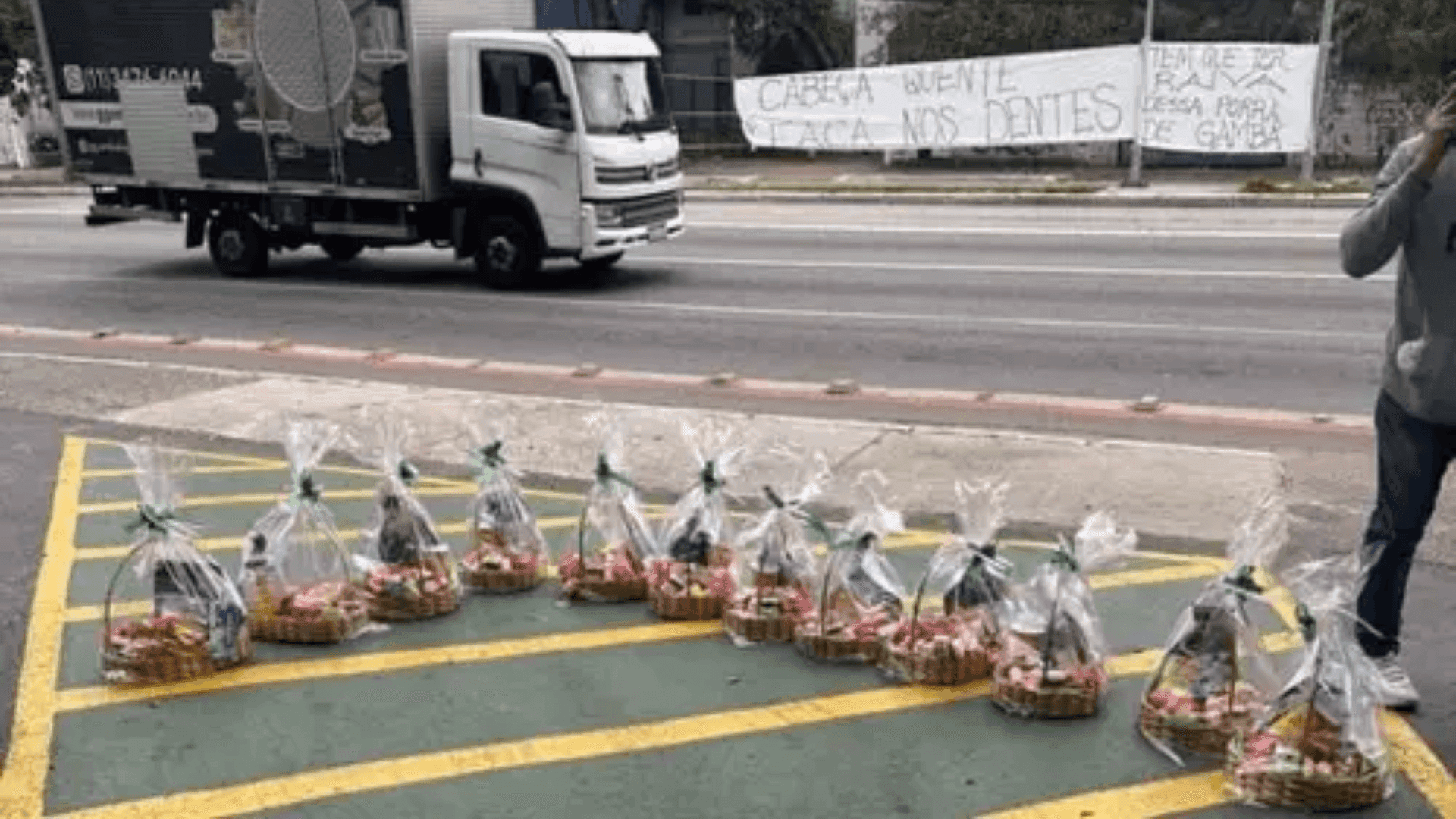 Torcida do Palmeiras levou cestas de doces para os jogadores como protesto