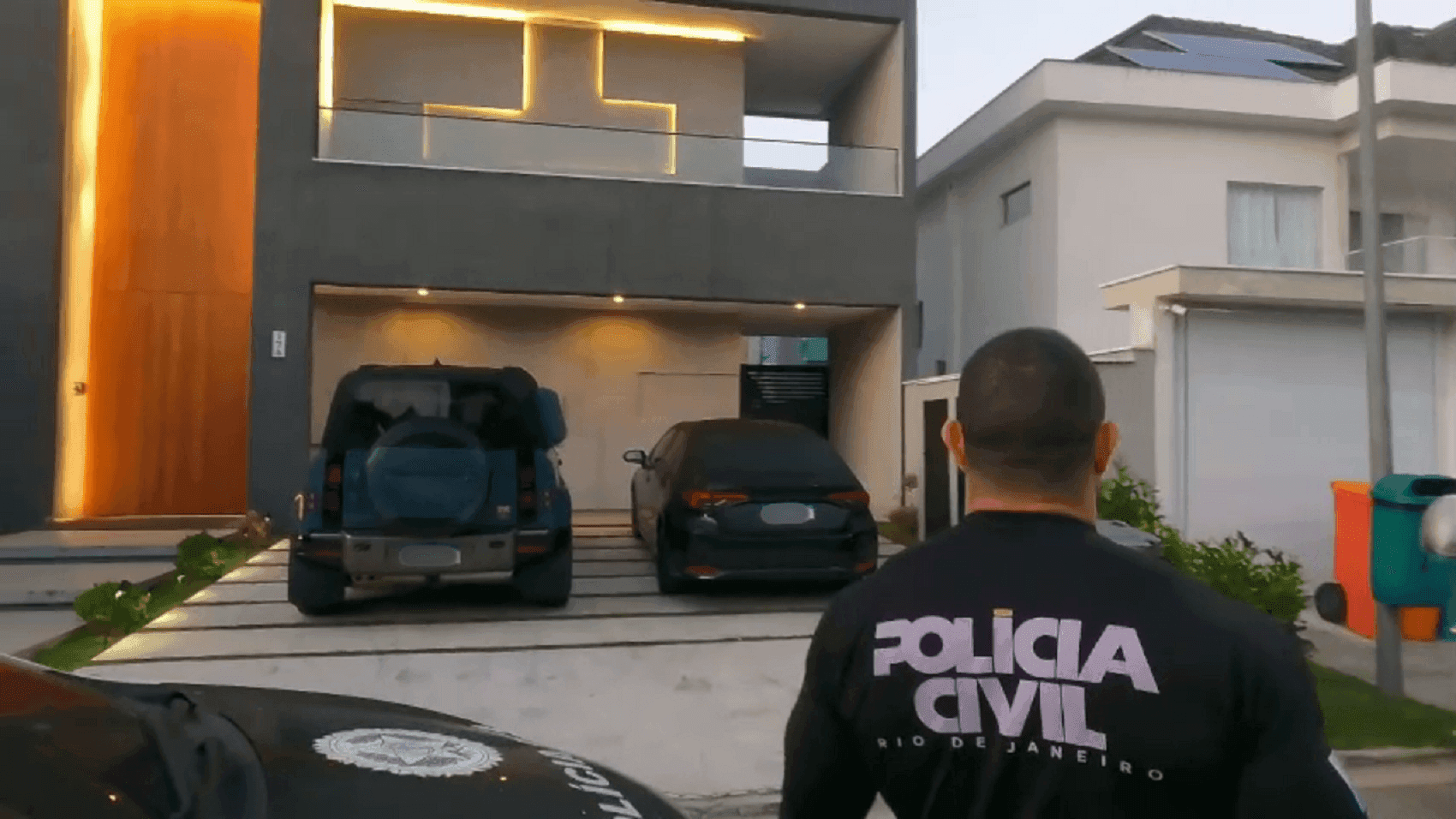 Agentes da Polícia Civil cumprem mandato na casa de influenciador digital nesta manhâ