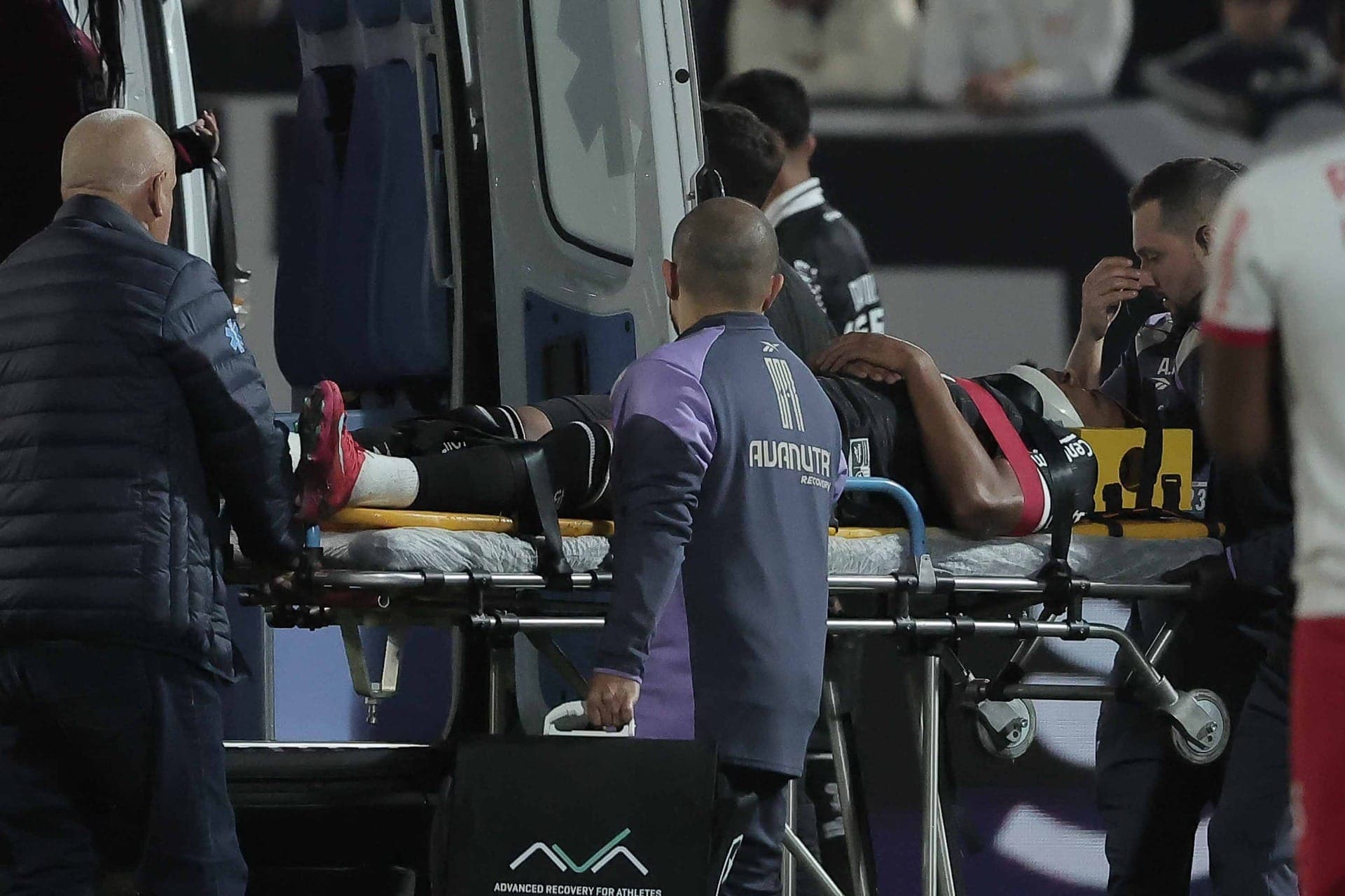 Volante Marlon Freitas, do Botafogo, é levado de ambulância a um hospital após sofrer choque de cabeça