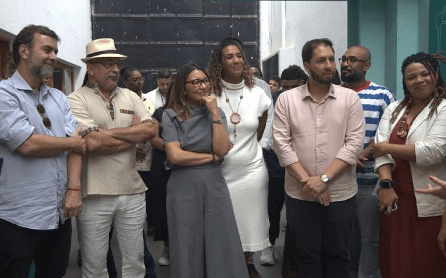 A comitiva percorreu a exposição Ocupação Milton Santos, que homenageia o geógrafo baiano e seus pensamentos sobre território, desigualdade e futuros populares