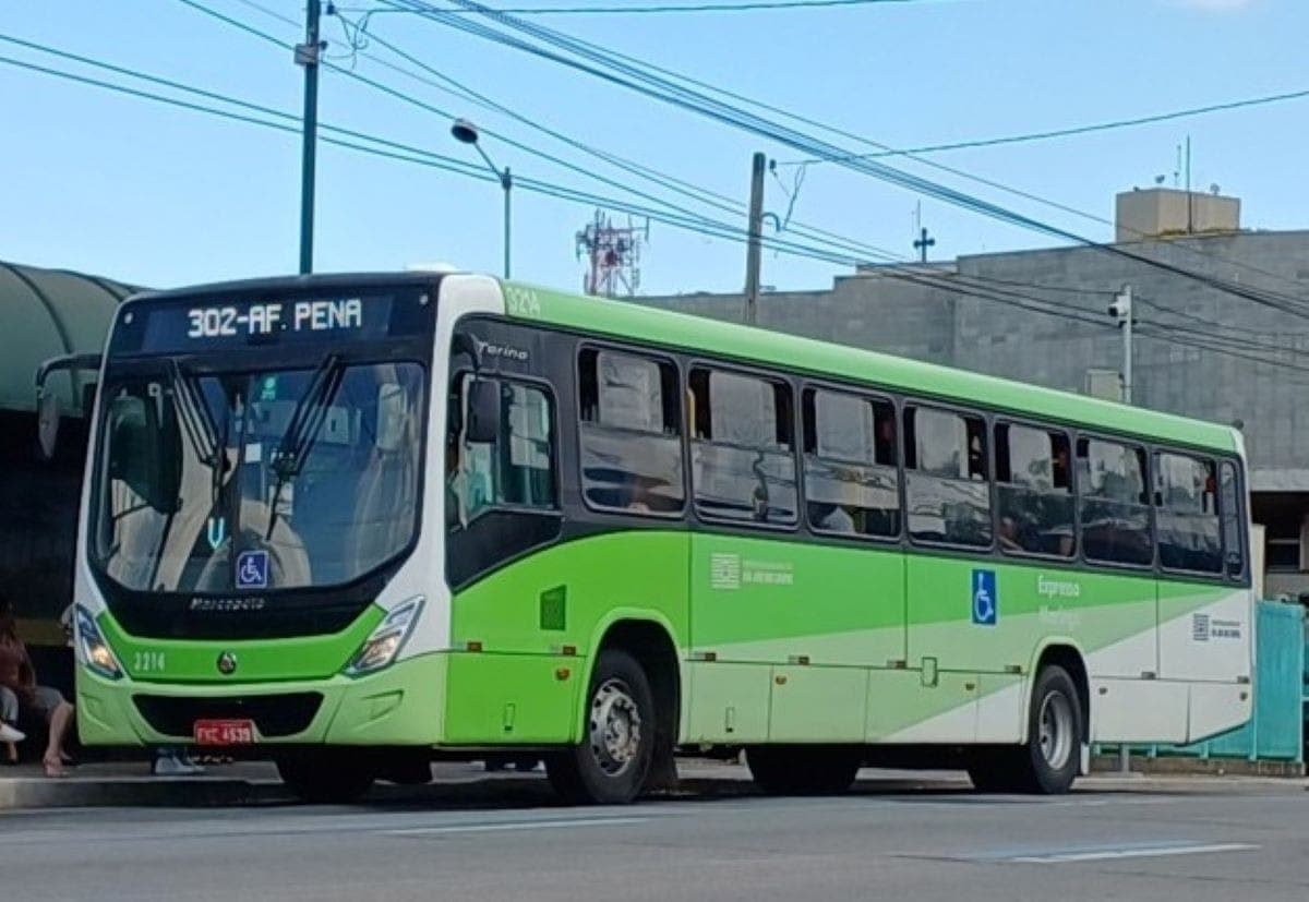 Adolescentes estavam de ônibus a caminho da escola