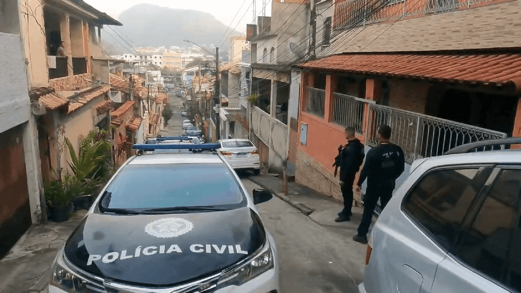 Agentes da Polícia Civil cumprindo mandato na Vila Kennedy