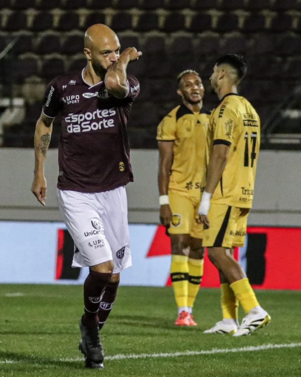 Carlão comemora gol da Ferroviária