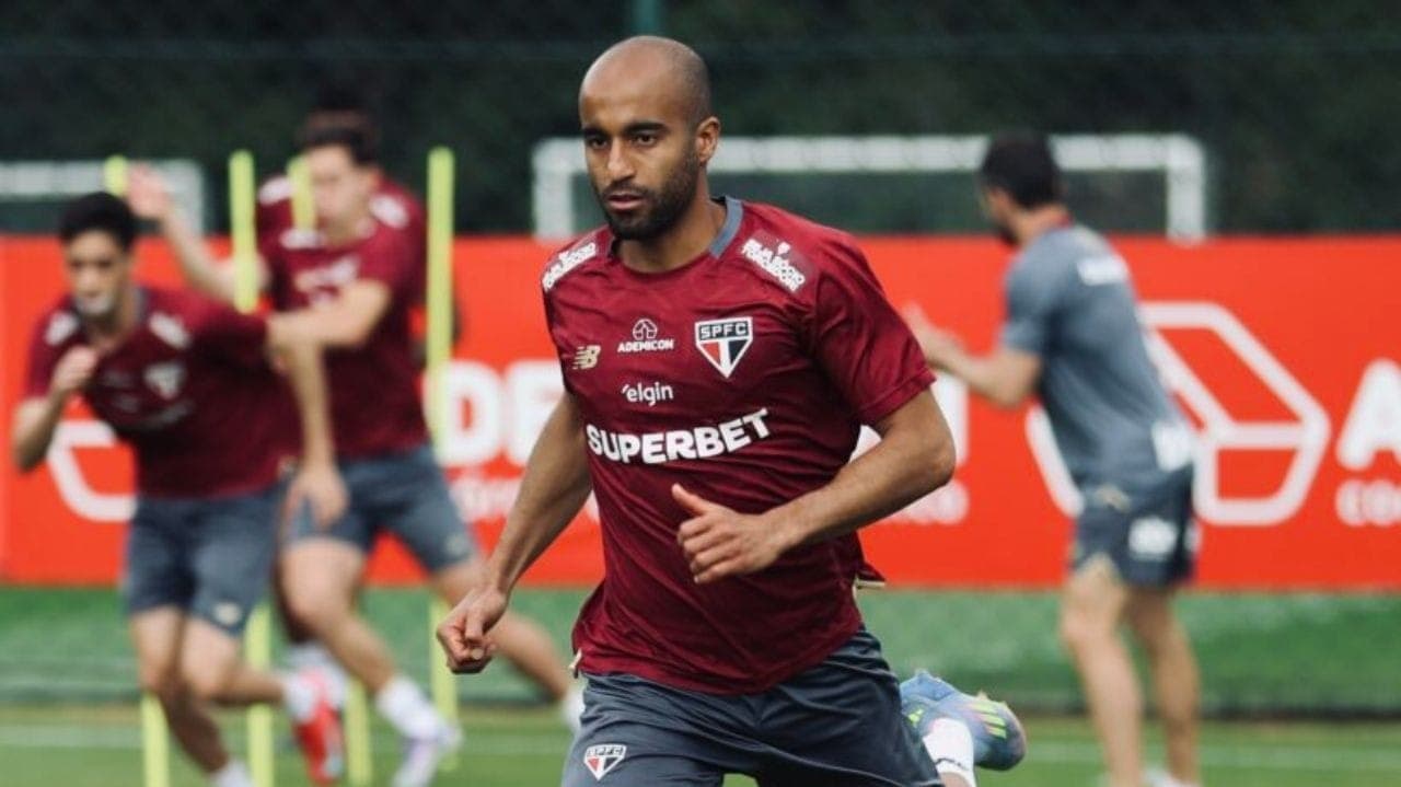 Lucas durante treino do São Paulo