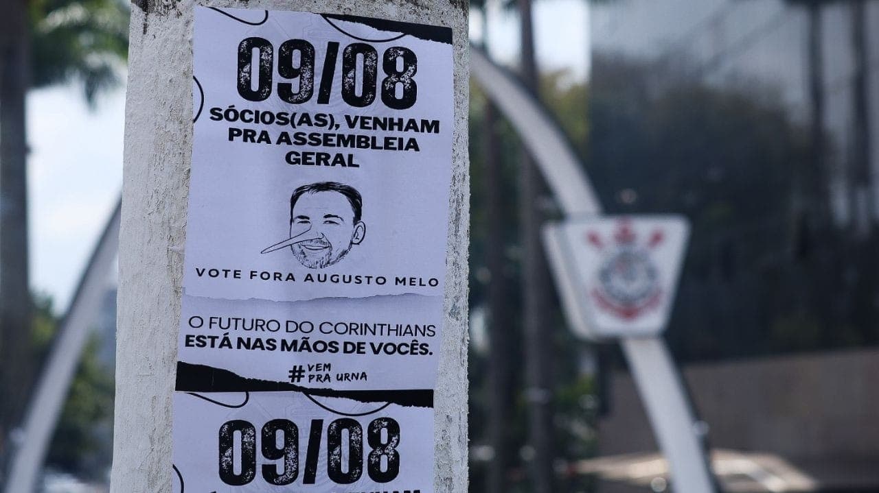 Cartaz contra Augusto Melo no Parque São Jorge em dia de votação do impeachment no Corinthians