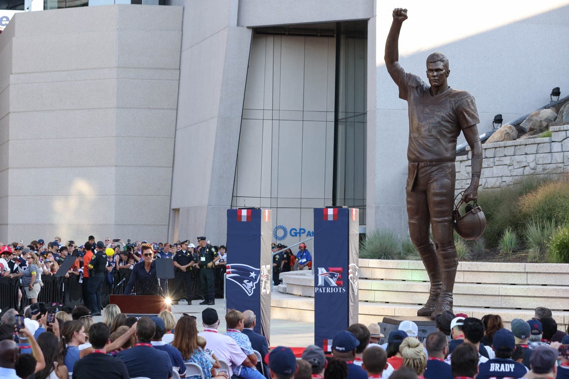 Membro aposentado do Hall da Fama do New England Patriots, Tom Brady, durante a inauguração de sua estátua