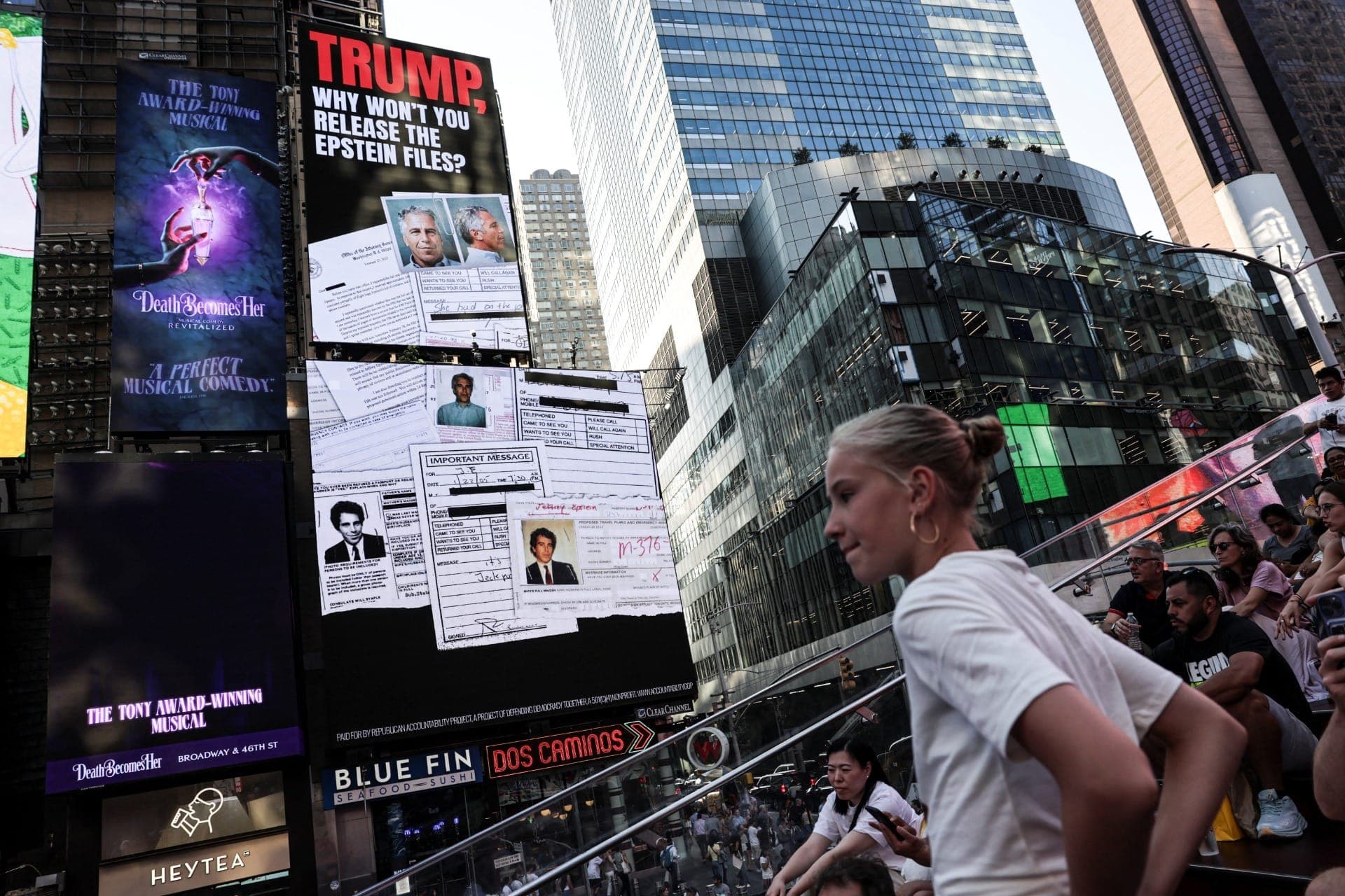Placas questionam Trump sobre os arquivos federais do caso Epstein, na Times Square