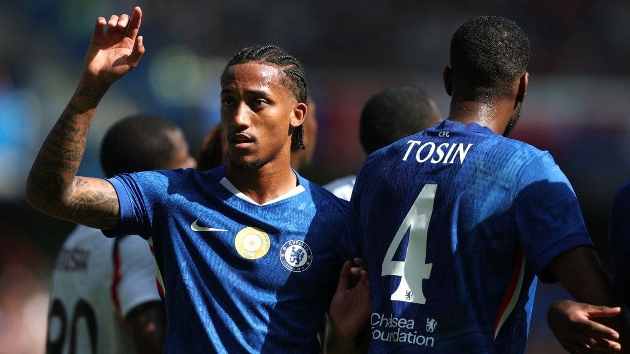 João Pedro comemora gol pelo Chelsea