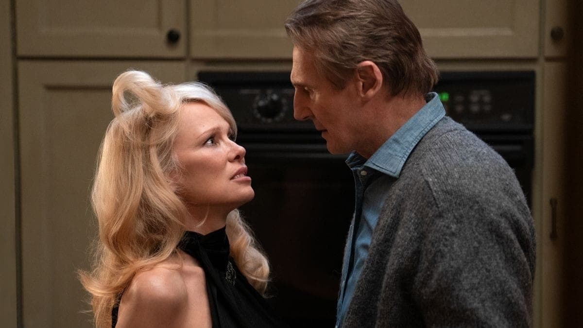 Liam Neeson e Pamela Anderson em 'Corra que a Polícia Vem Aí'
