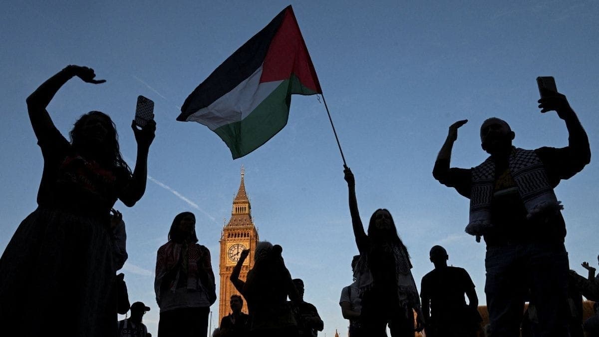 Manifestação desafiando a proibição do governo britânico de "Ação Palestina", em Londres