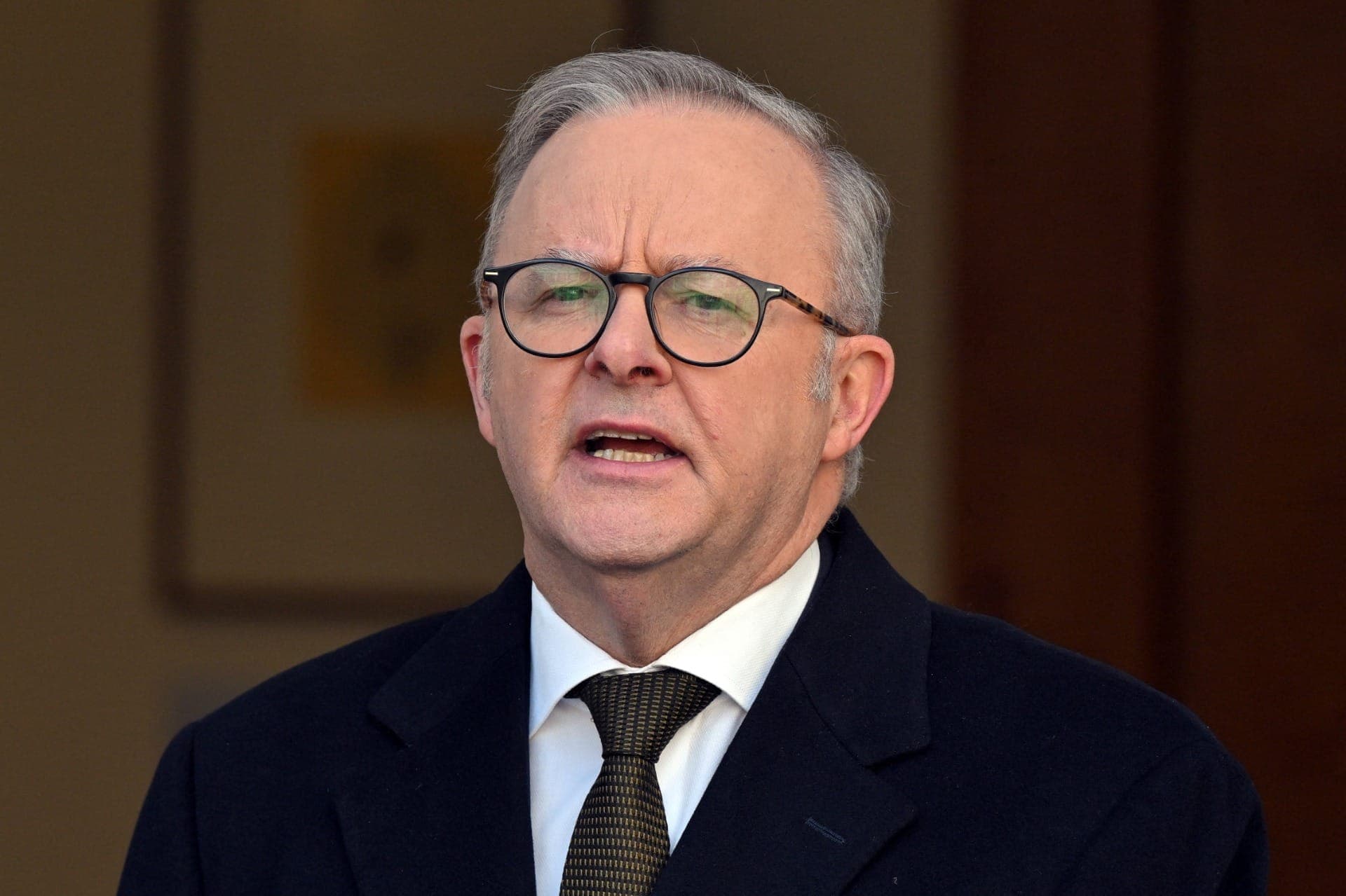 Primeiro-ministro australiano, Anthony Albanese, discursa em uma coletiva de imprensa
