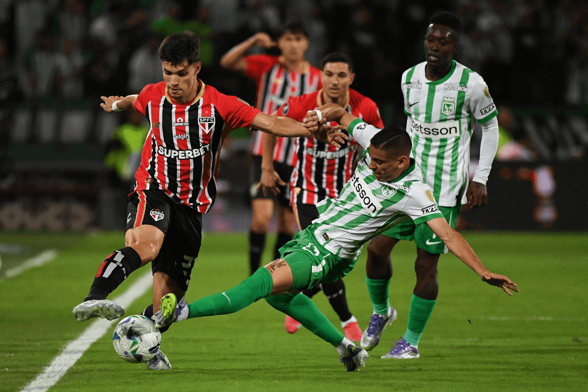 Atlético Nacional e São Paulo não saem do zero na primeira partida