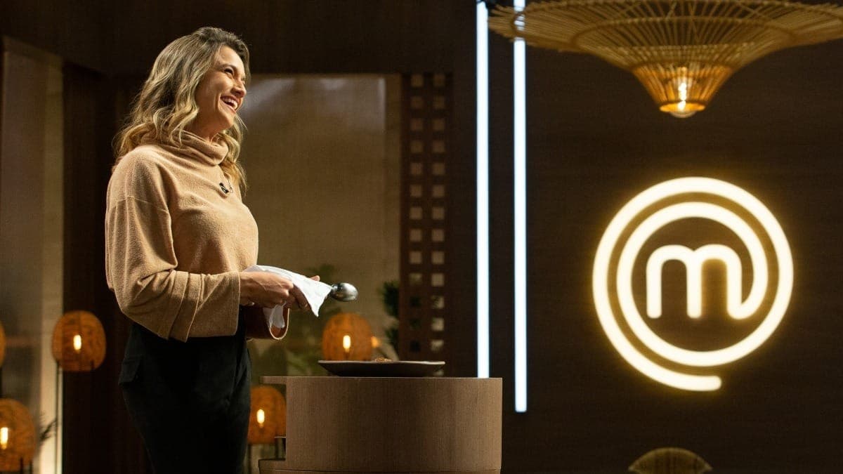 Fernanda Gentil degusta prato no MasterChef 2025