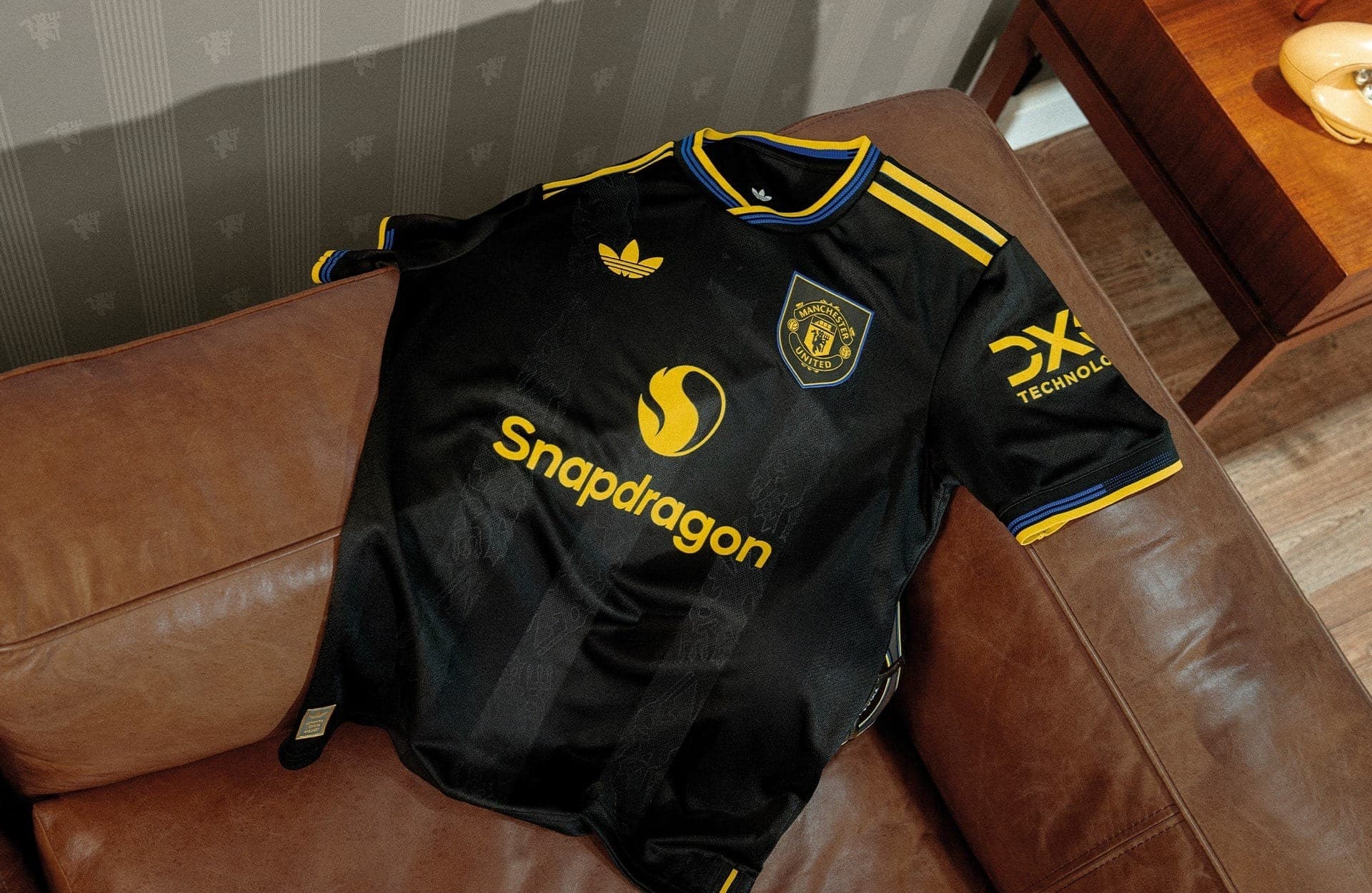 Manchester United lança nova camisa 3º inspirada nos anos 90