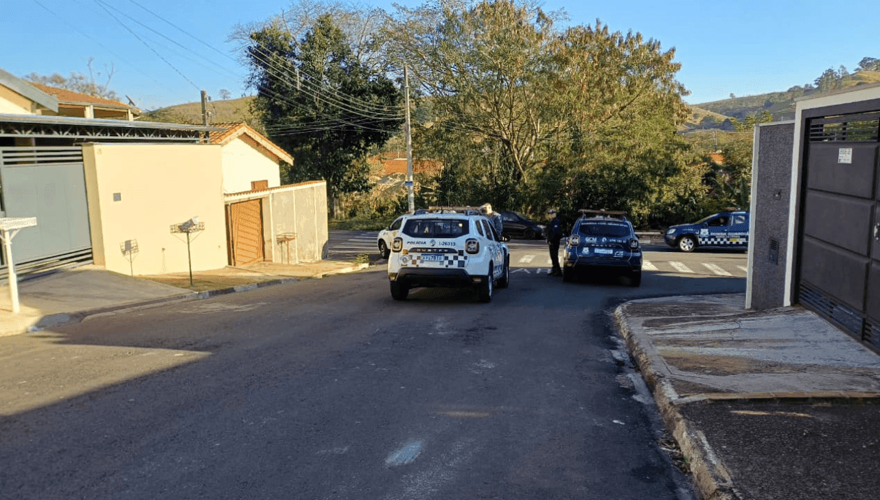 A vítima foi socorrida ao hospital e as autoridades procuram o suspeito de esfaqueá-la