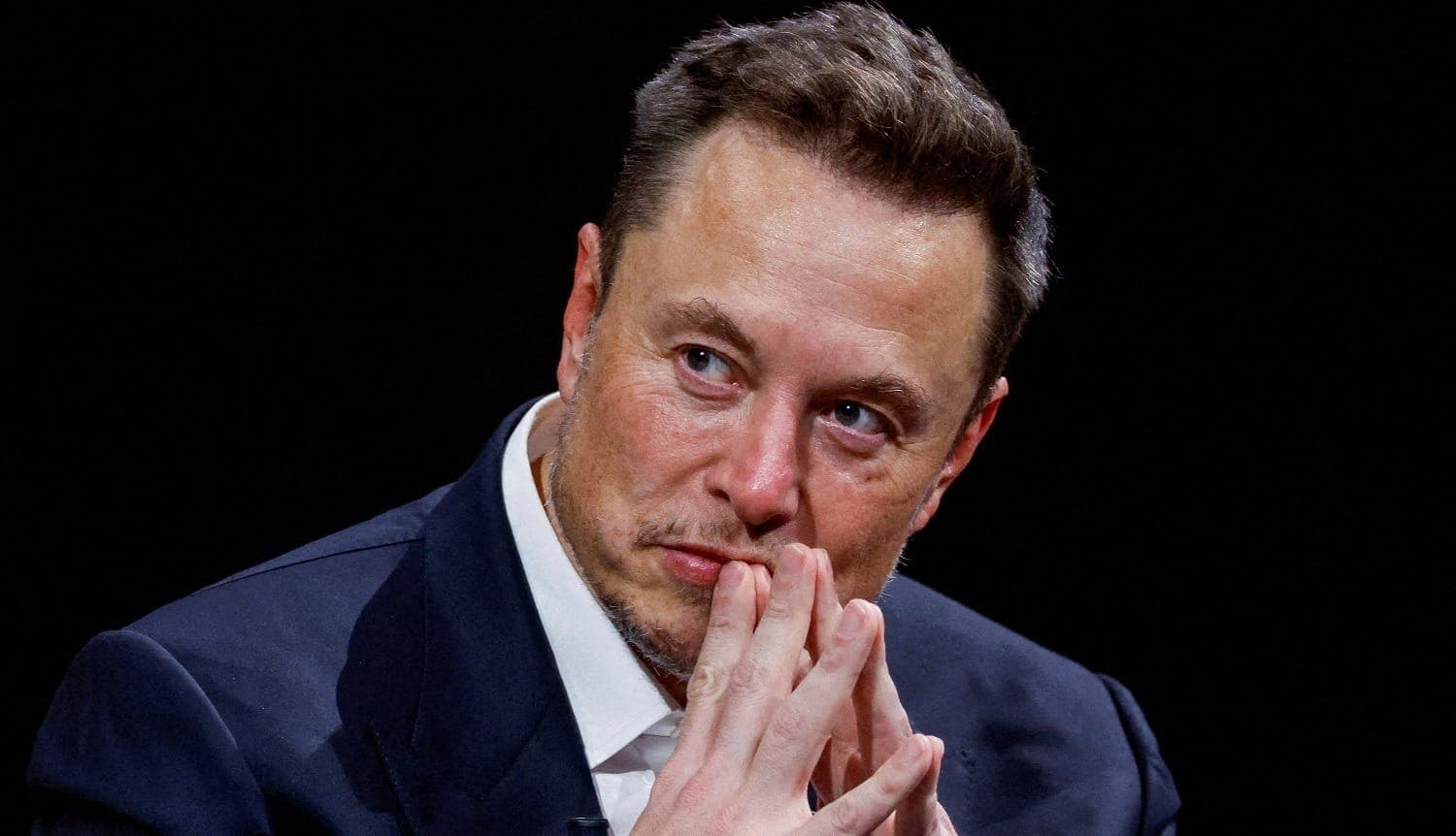 Grok, IA de Elon Musk no X, dá explicação confusa sobre suspensão