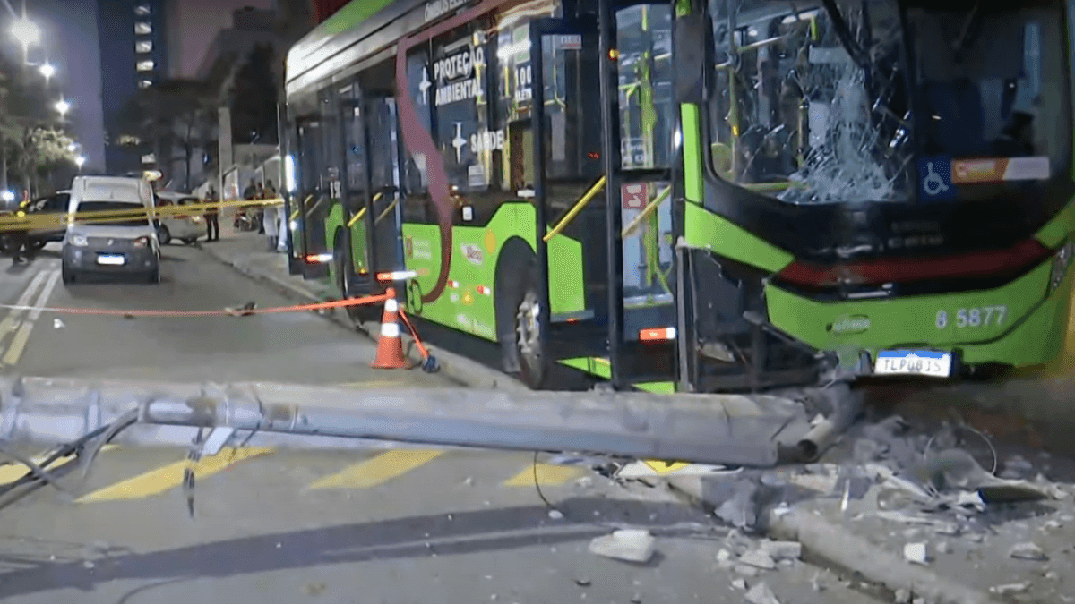 Ônibus perde os freios, atinge três carros e bate em poste na zona sul de SP