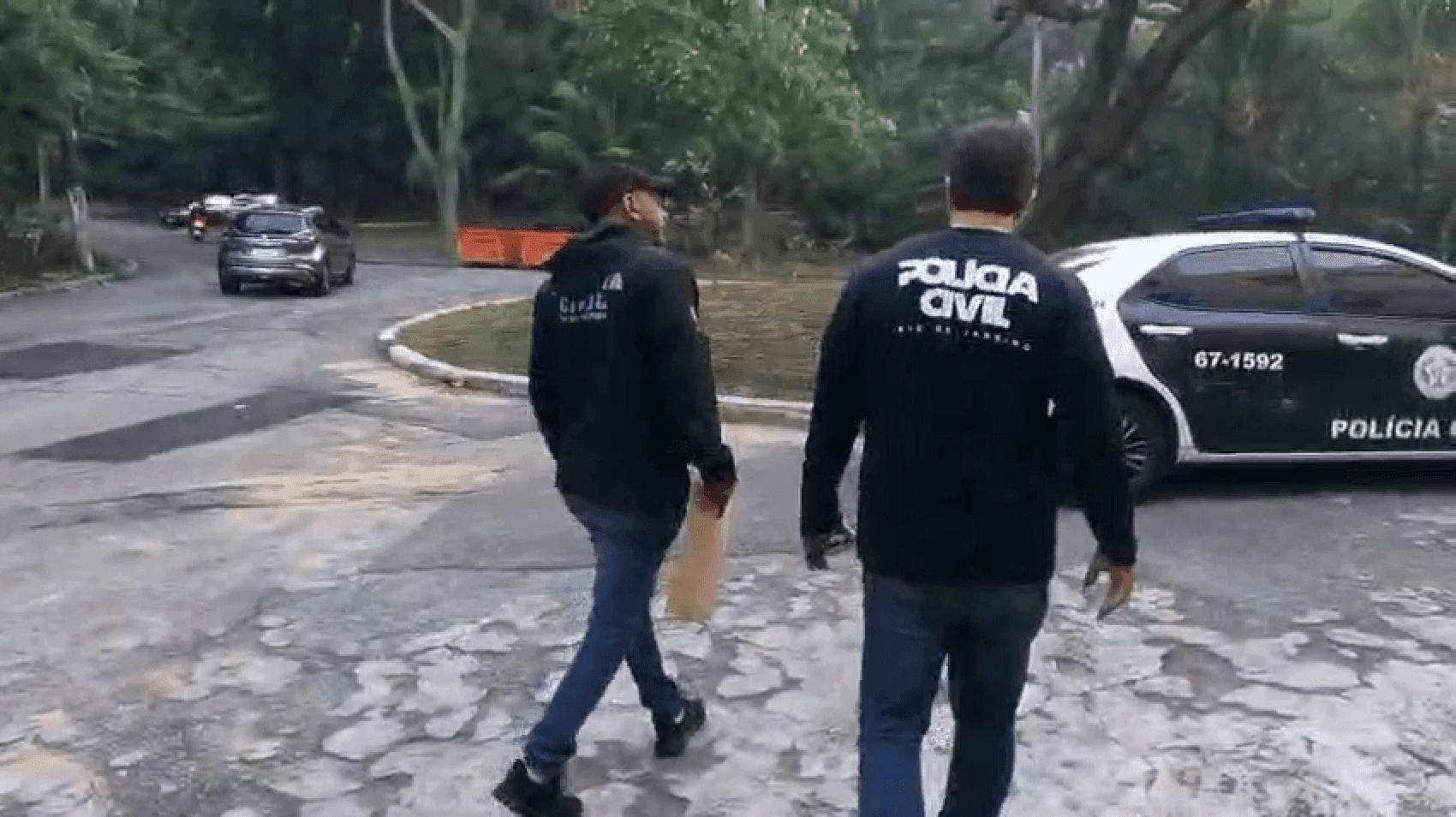 Agentes da Polícia Civil em ação nos endereços ligados ao suspeito