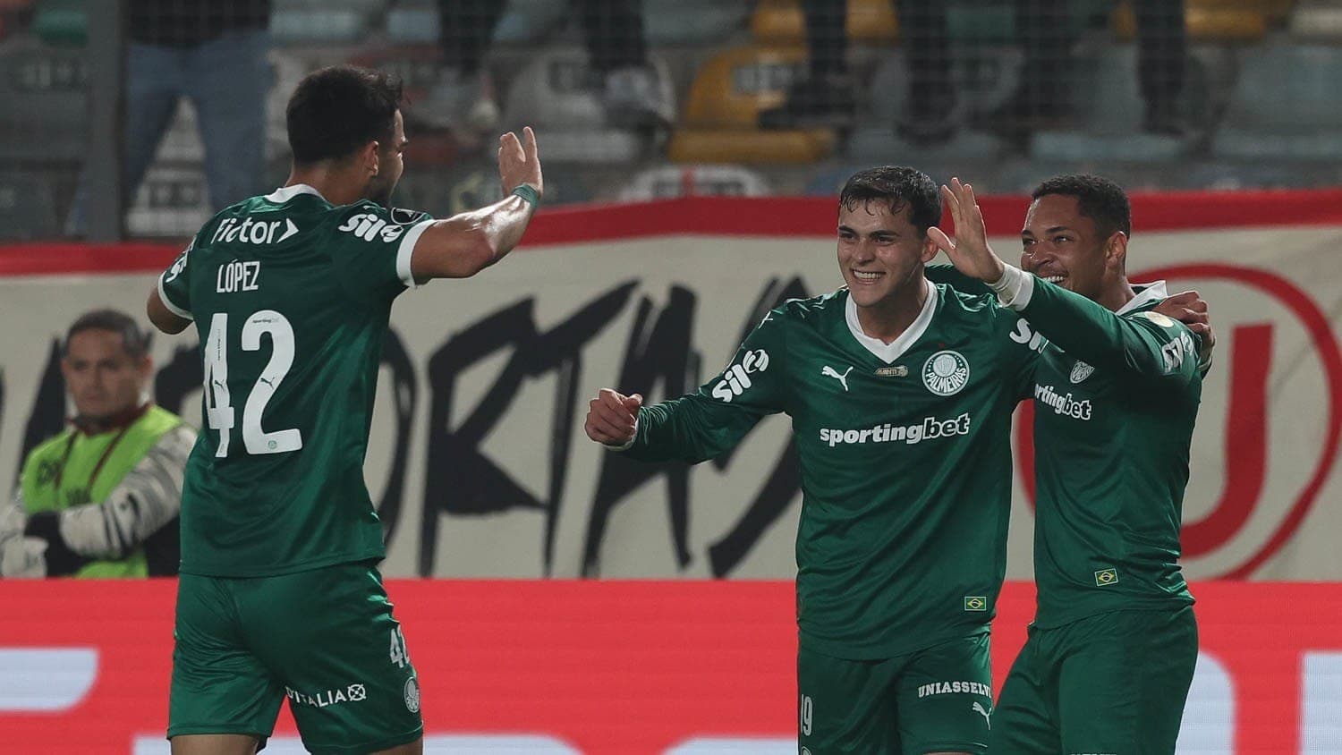 Ataque do Palmeiras comemora gol na Libertadores