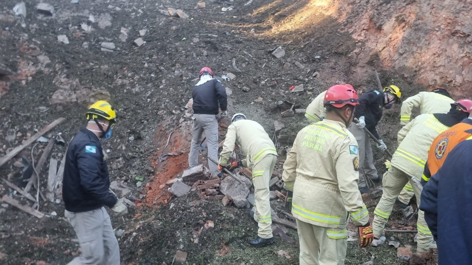 Equipe dos Bombeiros procuram os restos mortais das vítimas em Quatro Barras