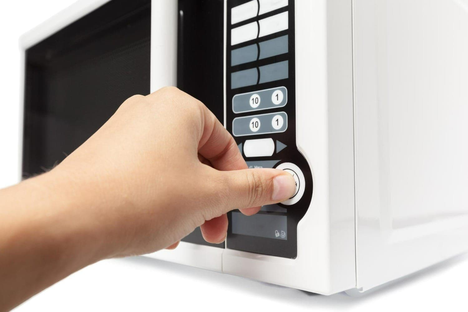 Micro-ondas causa câncer? Precisa limpar com frequência? Confira mitos e verdades