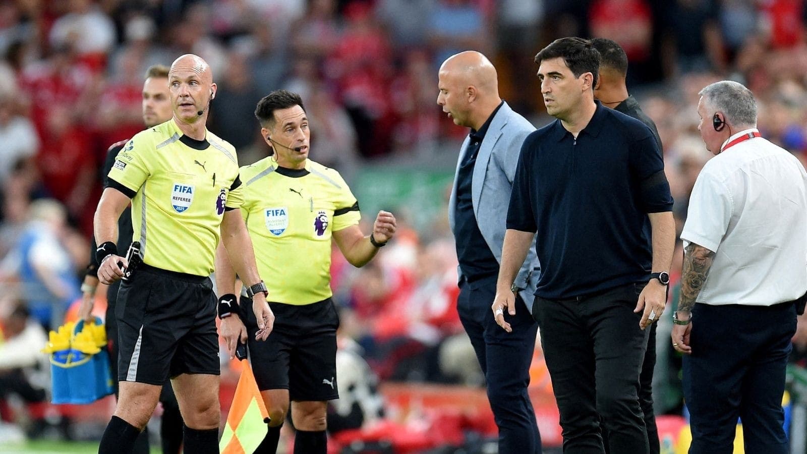Árbitro Anthony Taylor conversa com técnicos de Liverpool e Bournemouth