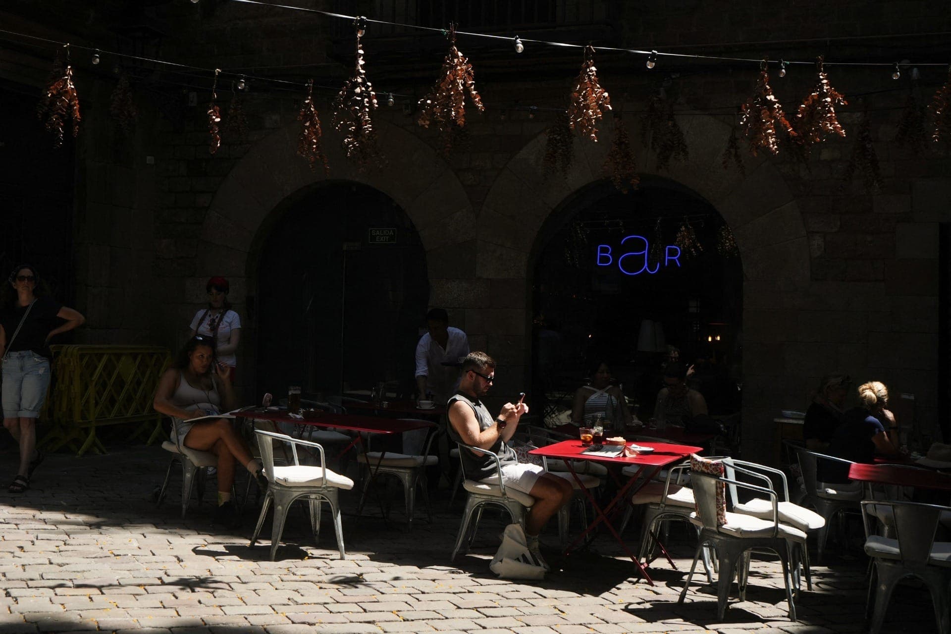 Pessoas enfrentam altas temperaturas durante onda de calor em Barcelona