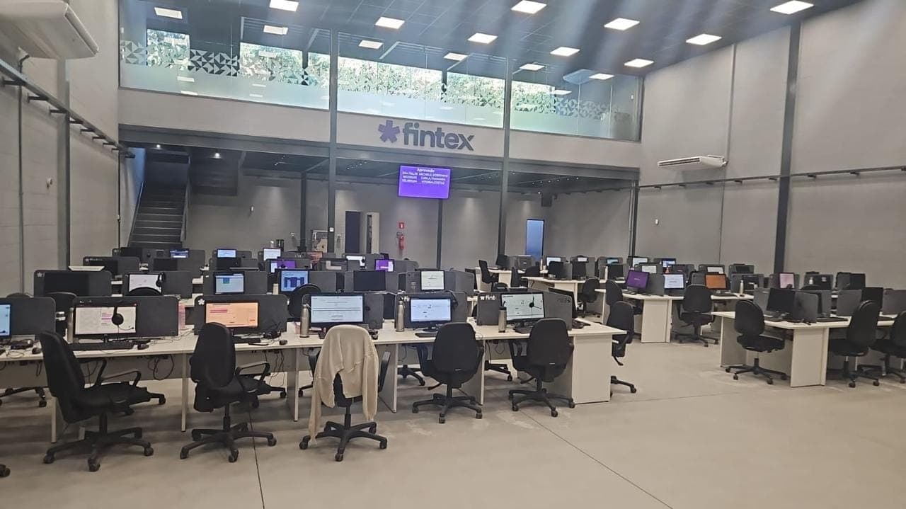 Três adultos que se apresentaram como responsáveis pelo negócio foram presos em flagrante.