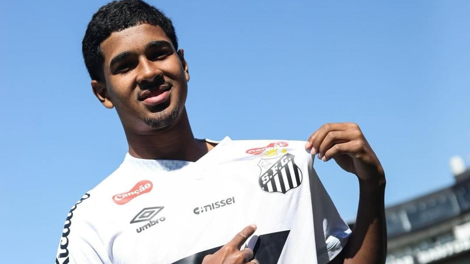 João Ananias renova com o Santos