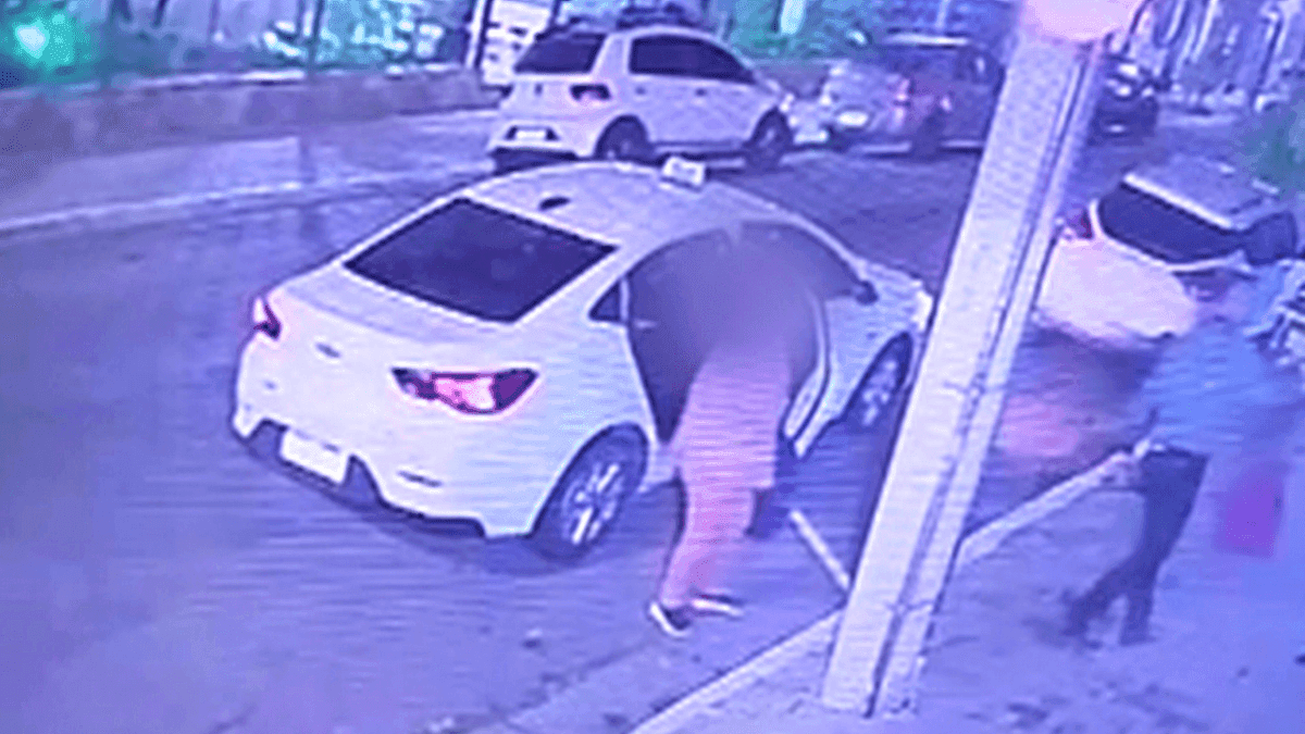 Taxista cobra R$ 2,4 mil por corrida e rouba cartão de idosa deficiente visual em SP