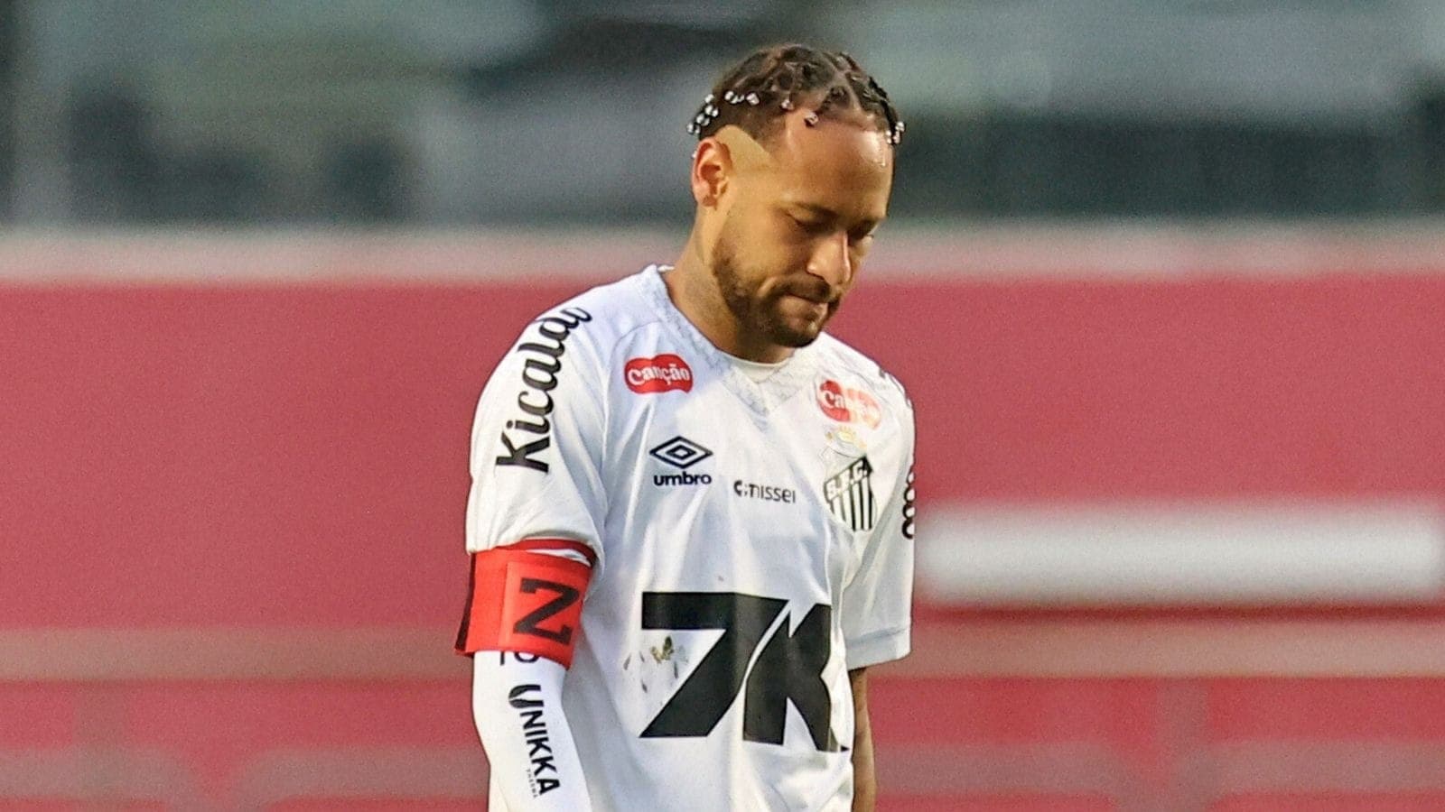 Neymar chorou em campo após goleada sofrida pelo Santos