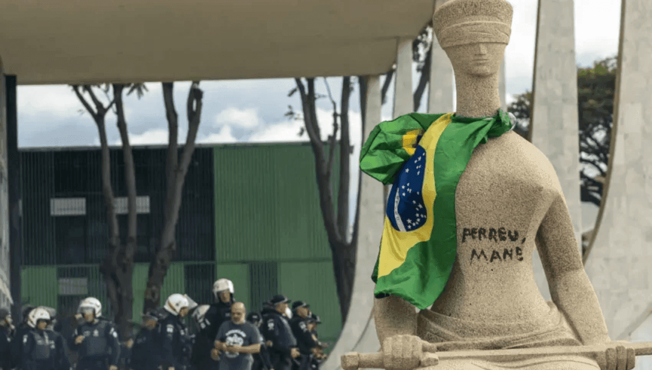A cabelereira é acusada de pichar "perdeu, mané"