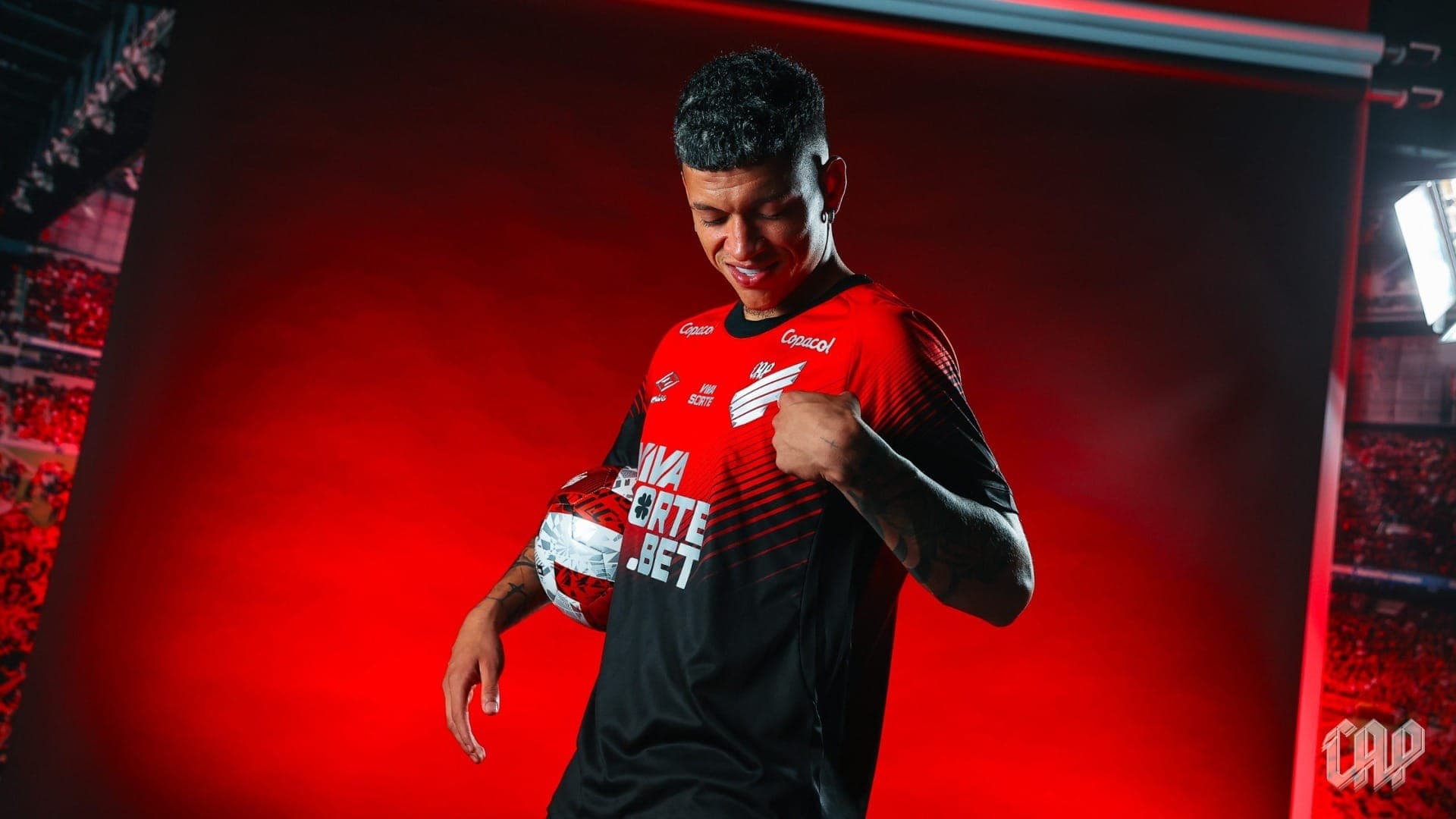 Athletico fechou a contratação do volante colombiano Élan Ricardo, 21, por empréstimo do Besiktas até junho de 2026.