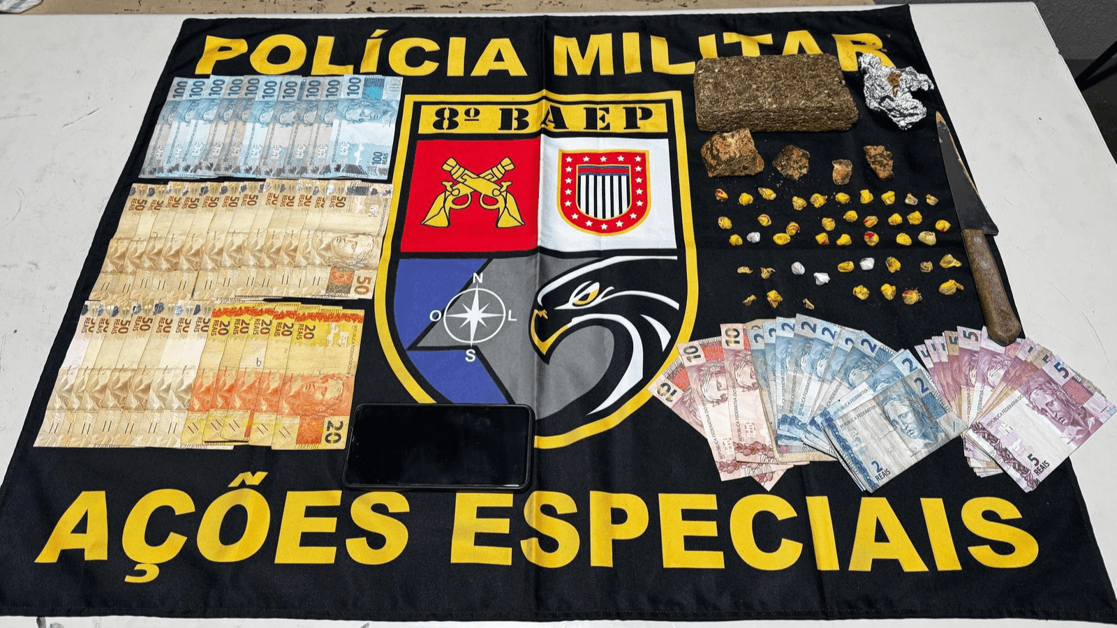 Foram apreendidos dinheiro além de porções de crack e maconha