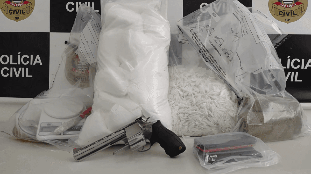 O suspeito já teria sido preso pelos crimes de tráfico de drogas e porte ilegal de arma