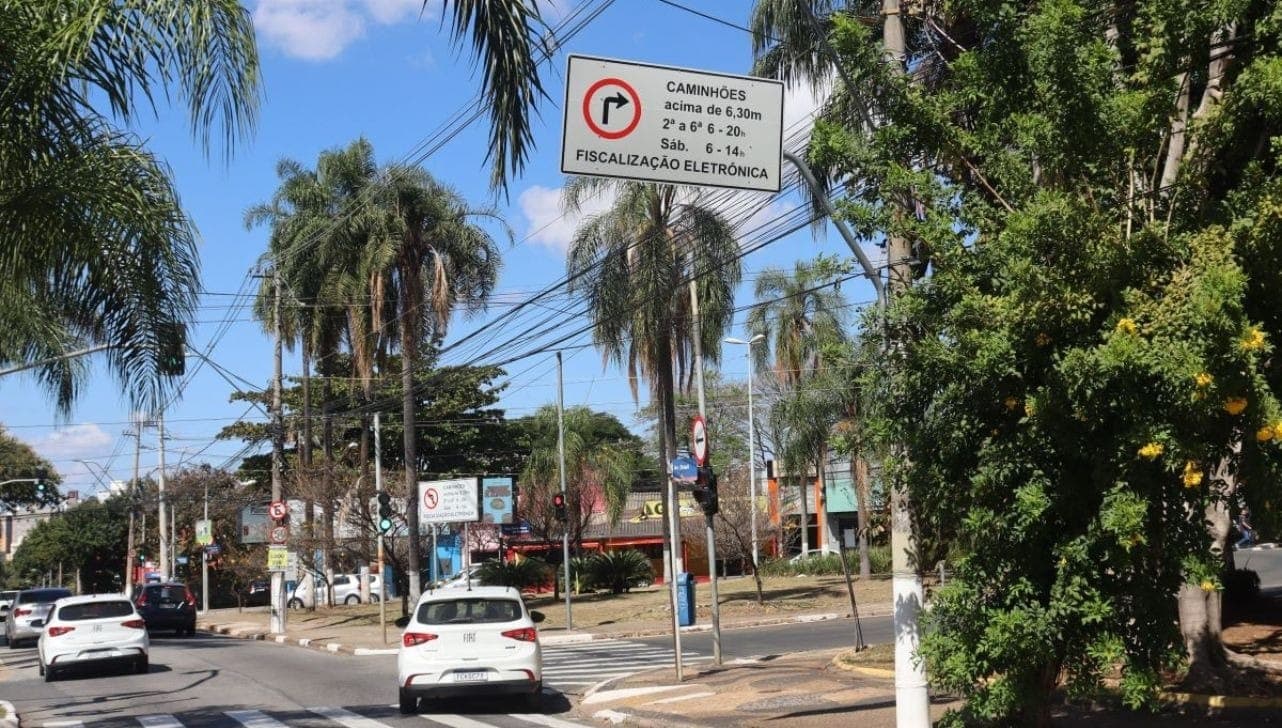 Placas de sinalização instaladas indicam a presença da fiscalização eletrônica e a proibição de circulação de veículos de carga