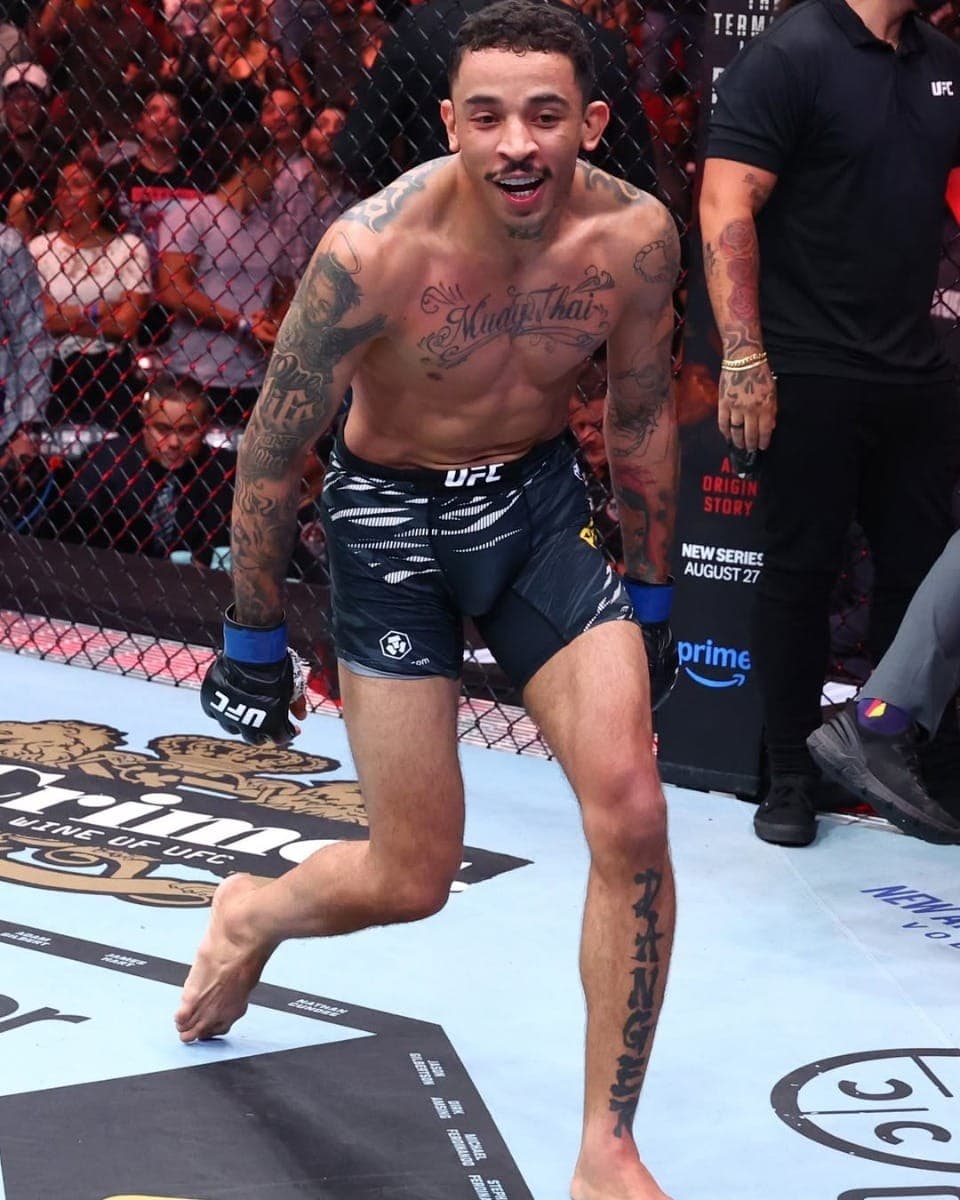 Carlos Prates comemora vitória no UFC 319