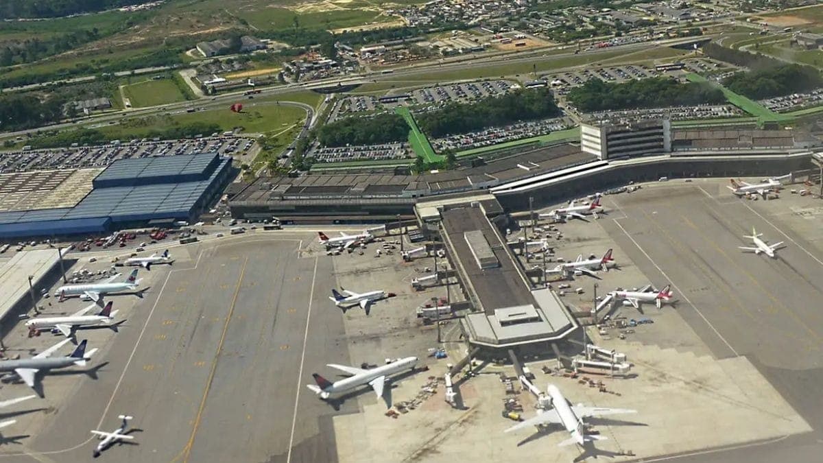 Avião da força aérea americana pousa em Guarulhos, São Paulo