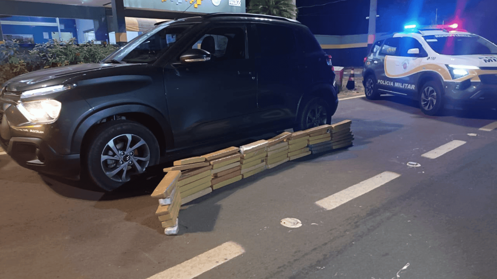 O carro foi abordado na região de Araçatuba à noite