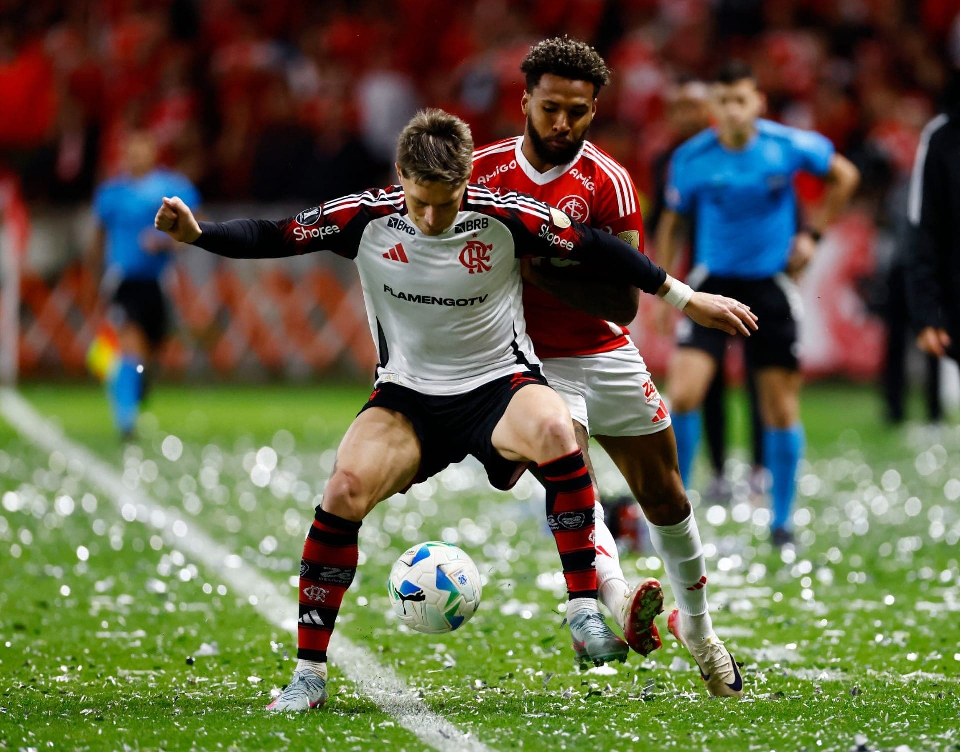 O jogo começou mesmo com muito papel picado no gramado