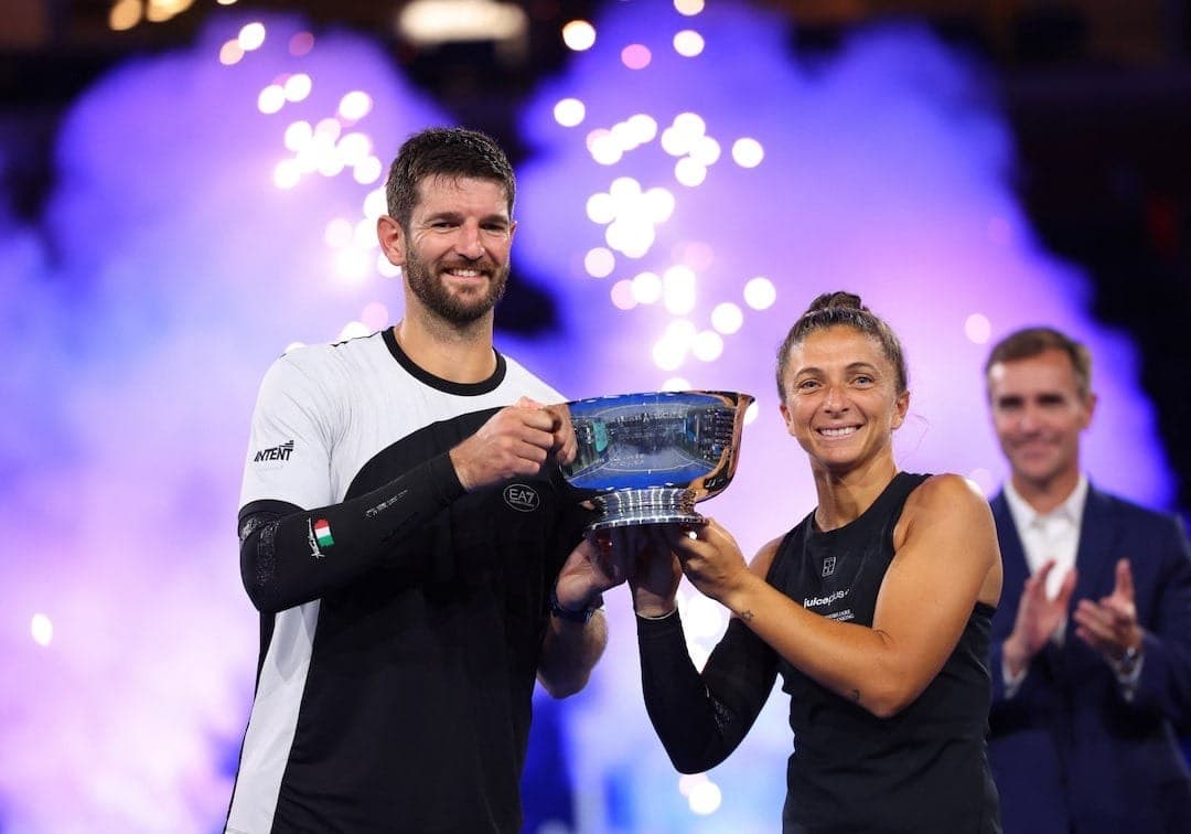Andrea Vavassori e Sara Errani levantando o troféu de duplas mistas do US Open