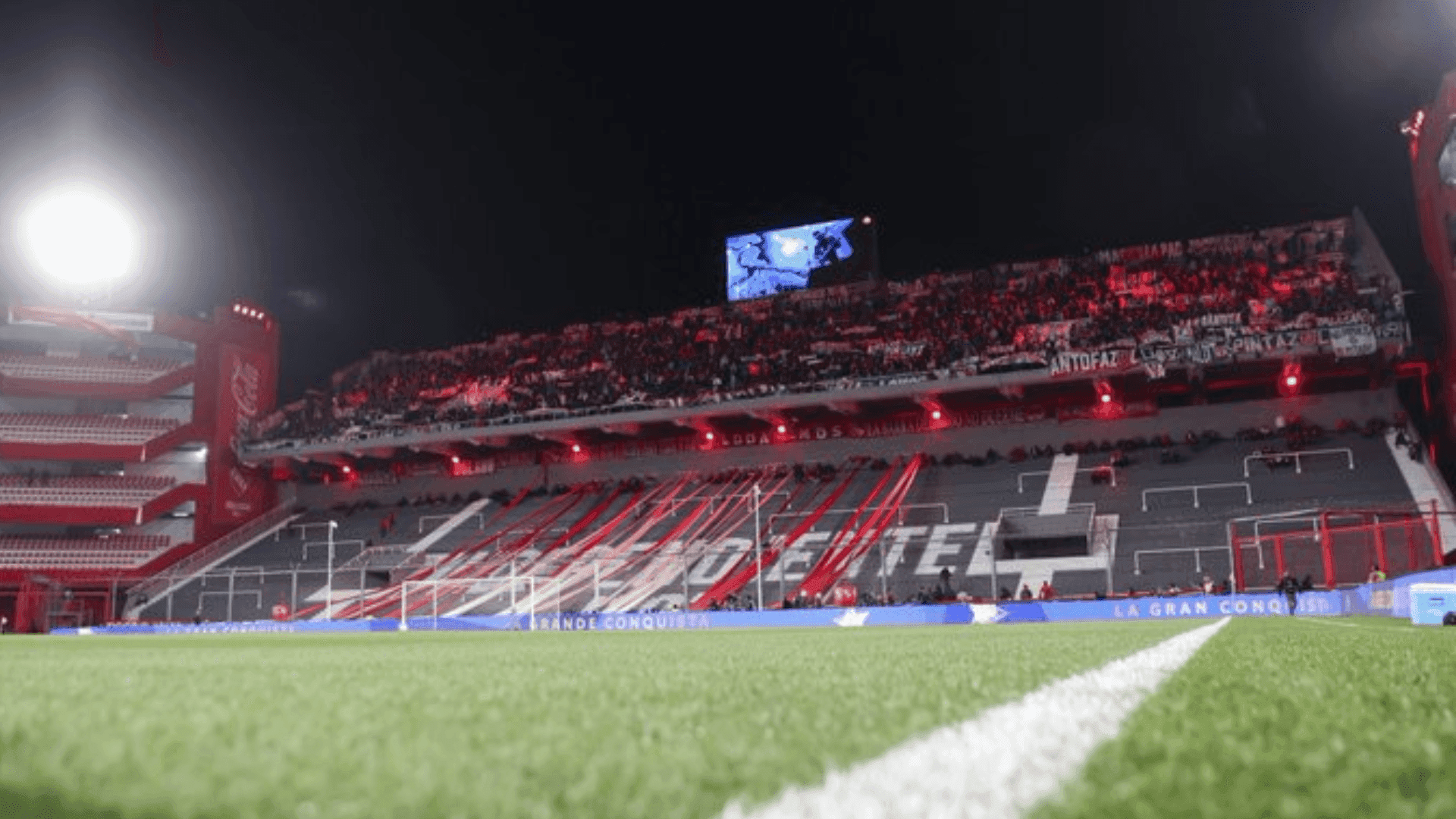 Caos em Avellaneda: jogo da Sul-Americana é suspenso após briga generalizada nas arquibancadas do Estádio Libertadores de América