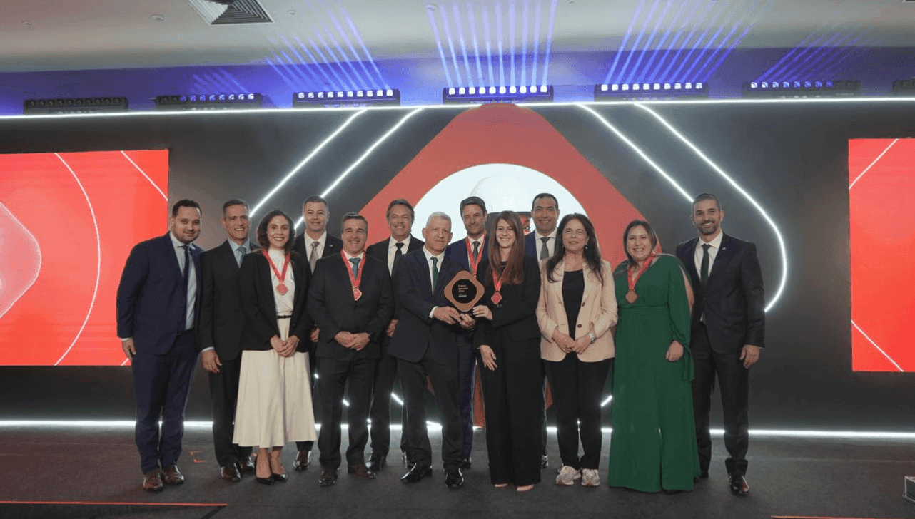 Equipe da Neoenergia Elektro comemora vitória no Prêmio Abradee 2025 como melhor distribuidora do Sudeste