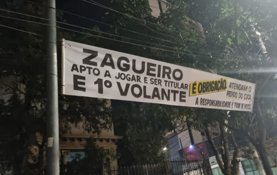 Torcida do Atlético-MG exibe faixas perto da sede do clube