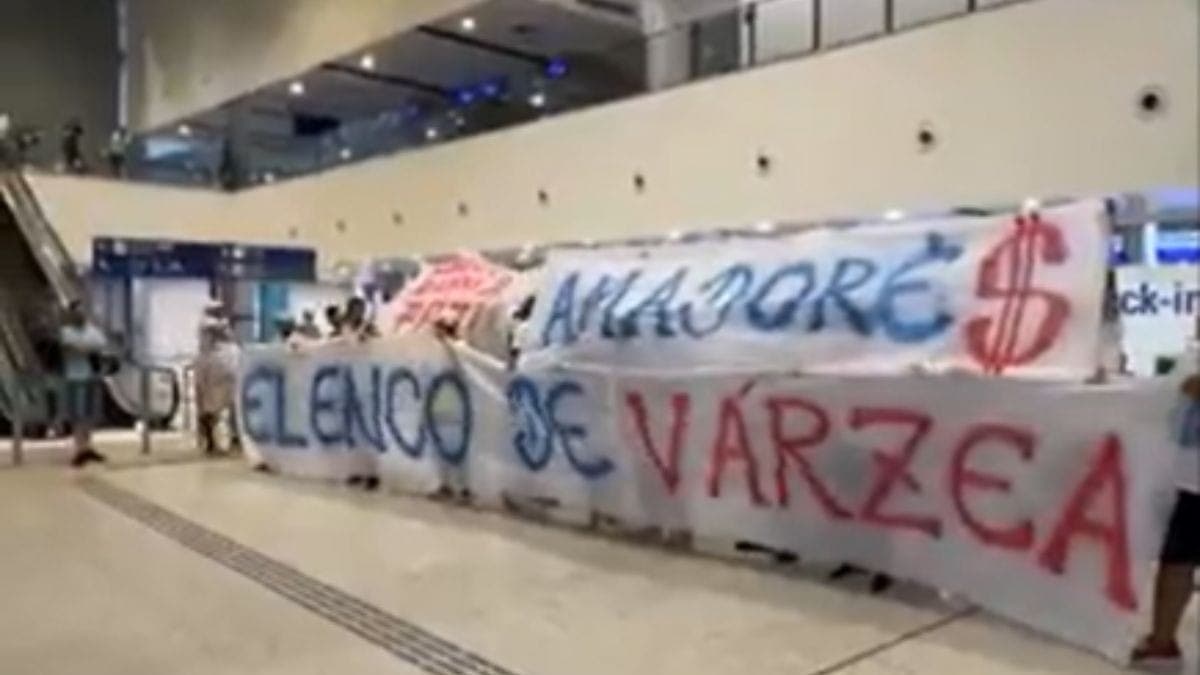 Torcida do Fortaleza protesta após eliminação na Libertadores: "Amadores"