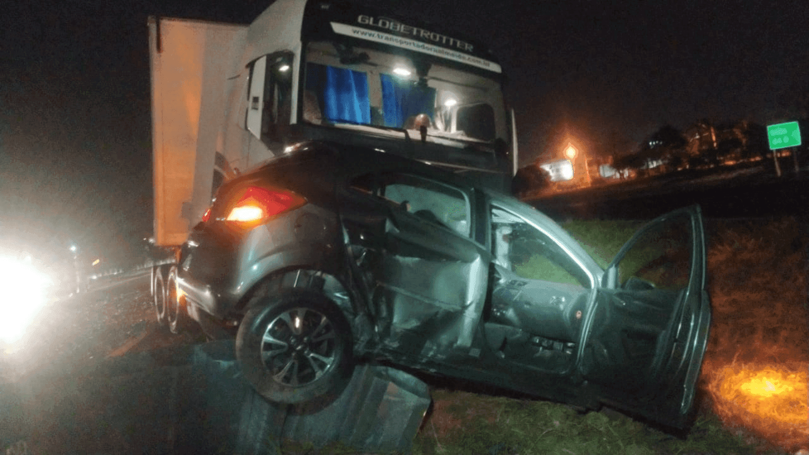O carro da vítima foi atingido por dois veículos de carga