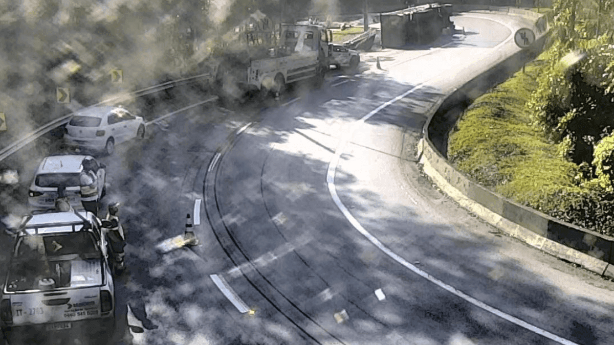 Carreta tomba na Serra Antiga da Tamoios em Caraguatatuba na manhã desta sexta-feira (22)
